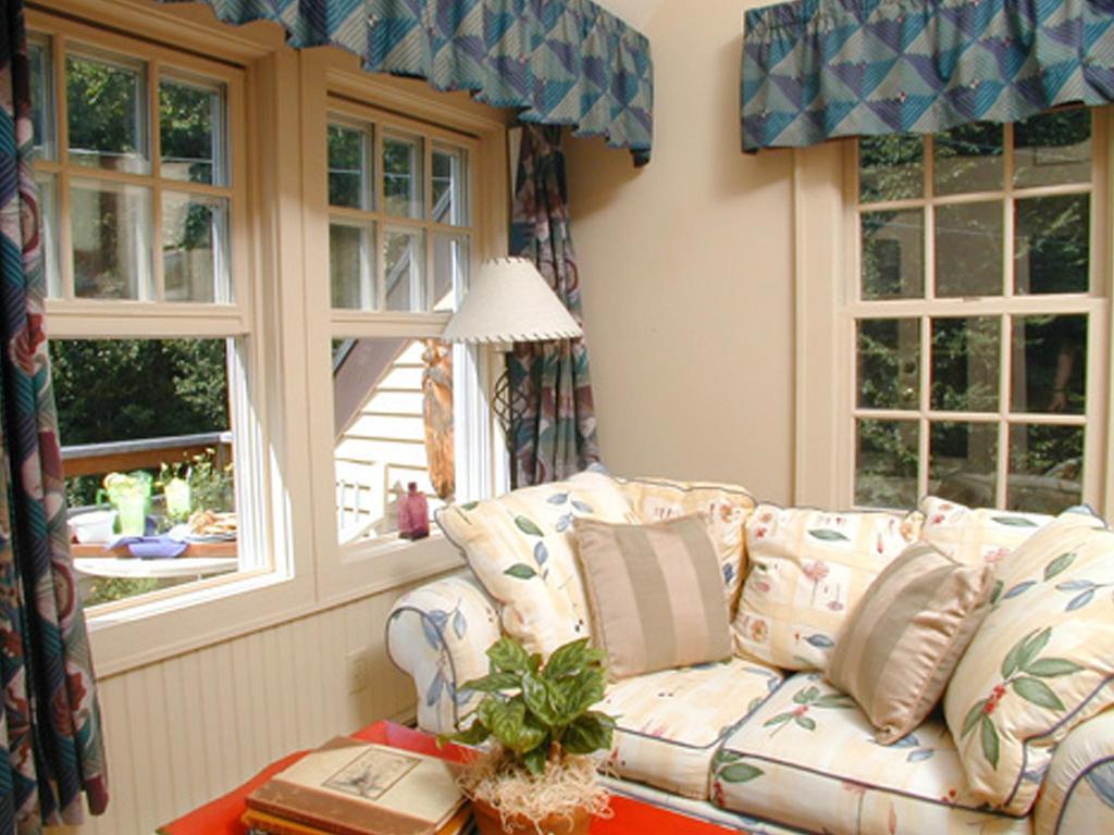 The Notchland Inn Bartlett Room photo