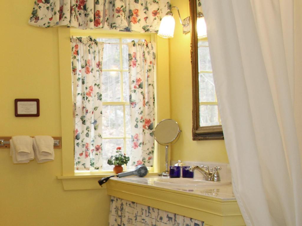 The Notchland Inn Bartlett Room photo